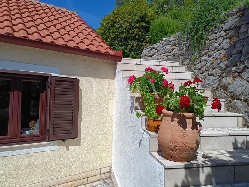 Senj casa con bellissima vista sul mare in una posizione tranquilla e silenziosa