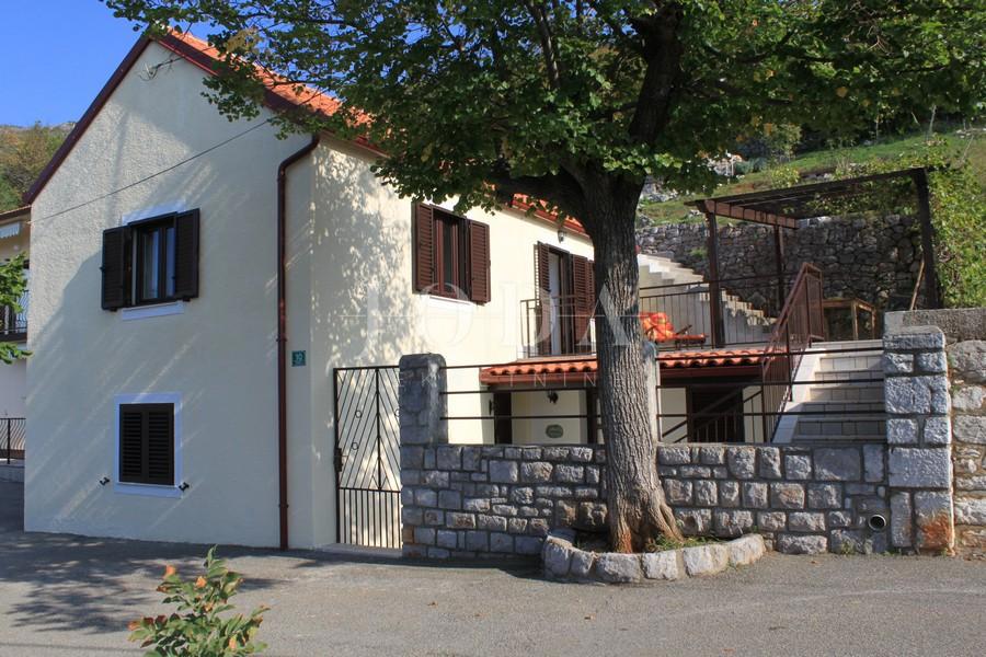 Senj casa con bellissima vista sul mare in una posizione tranquilla e silenziosa