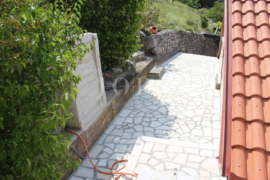 Senj casa con bellissima vista sul mare in una posizione tranquilla e silenziosa