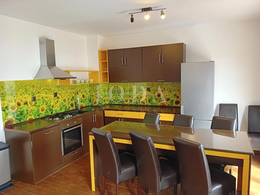 Novi Vinodolski. casa con quattro appartamenti e spazio commerciale