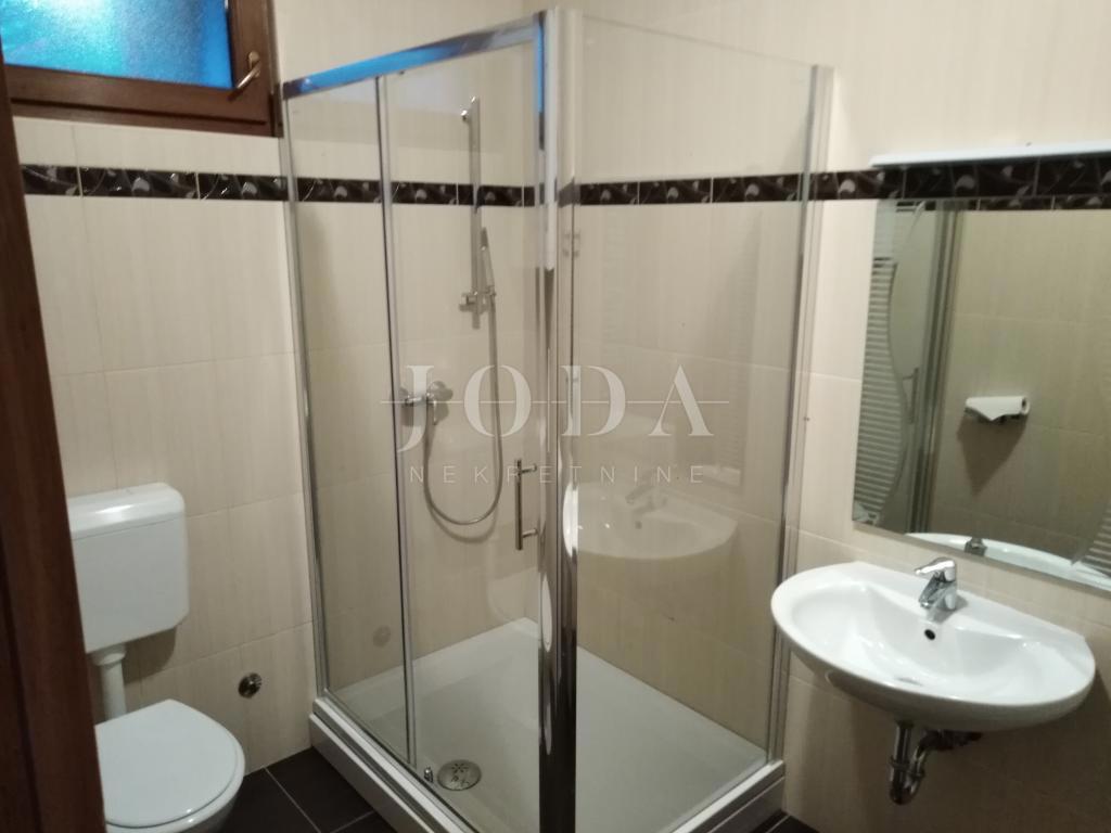 Novi Vinodolski. casa con quattro appartamenti e spazio commerciale