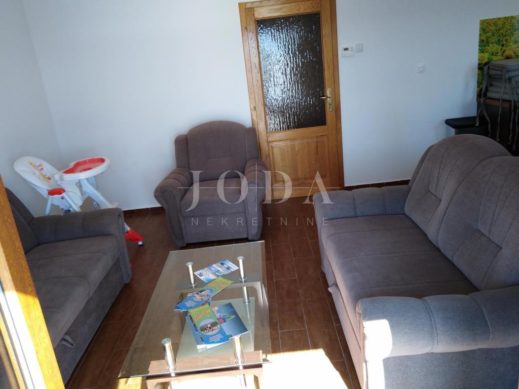 Novi Vinodolski. casa con quattro appartamenti e spazio commerciale