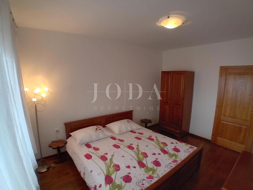 Novi Vinodolski. casa con quattro appartamenti e spazio commerciale