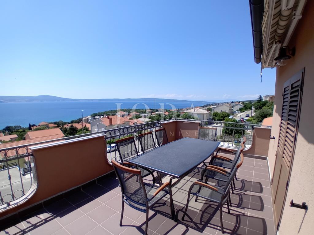 Novi Vinodolski. casa con quattro appartamenti e spazio commerciale