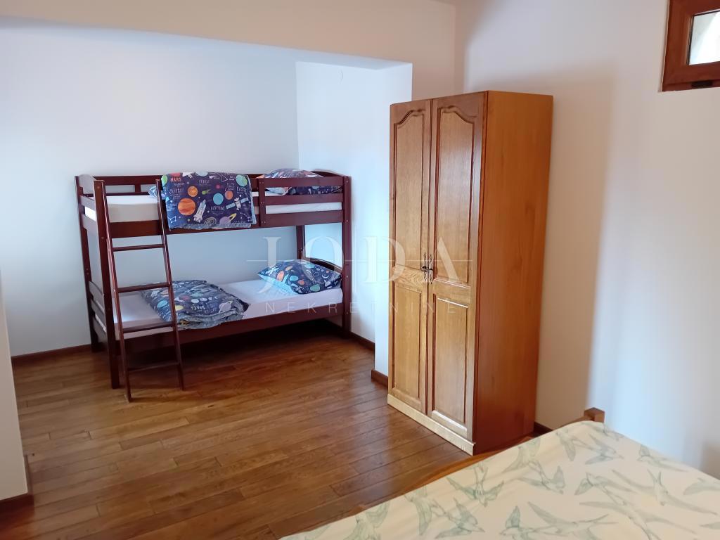 Novi Vinodolski. casa con quattro appartamenti e spazio commerciale