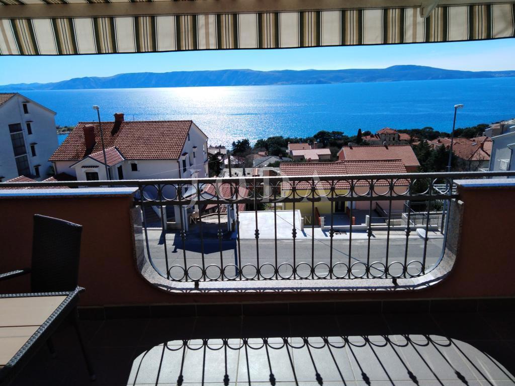 Novi Vinodolski. casa con quattro appartamenti e spazio commerciale