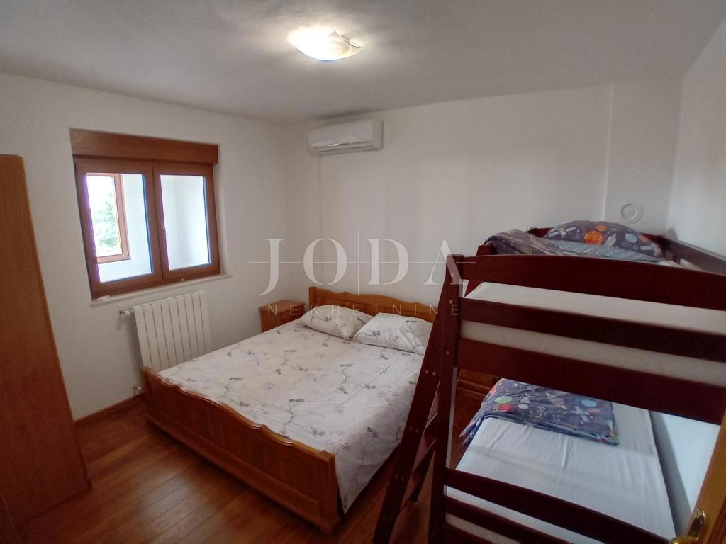 Novi Vinodolski. casa con quattro appartamenti e spazio commerciale