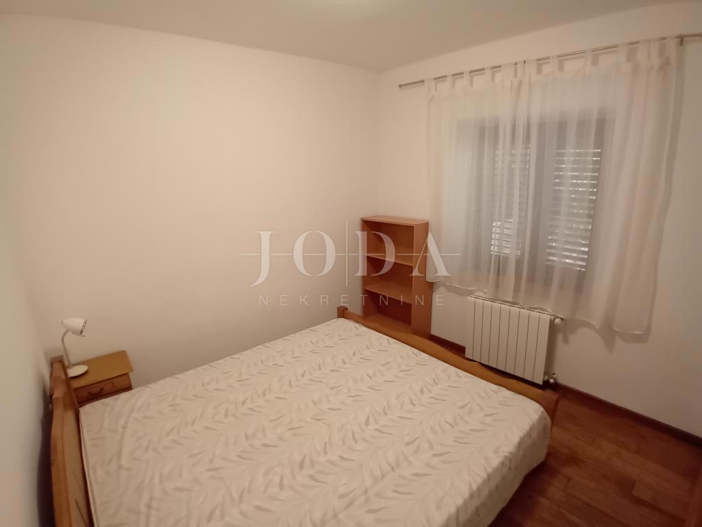 Novi Vinodolski. casa con quattro appartamenti e spazio commerciale