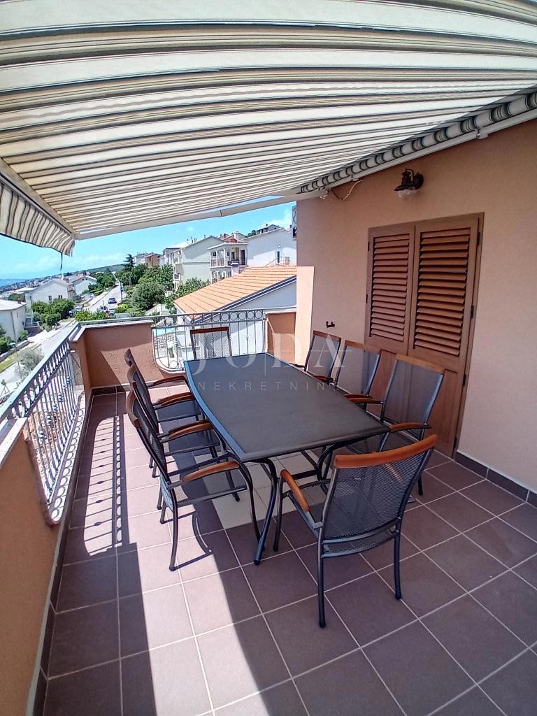 Novi Vinodolski. casa con quattro appartamenti e spazio commerciale