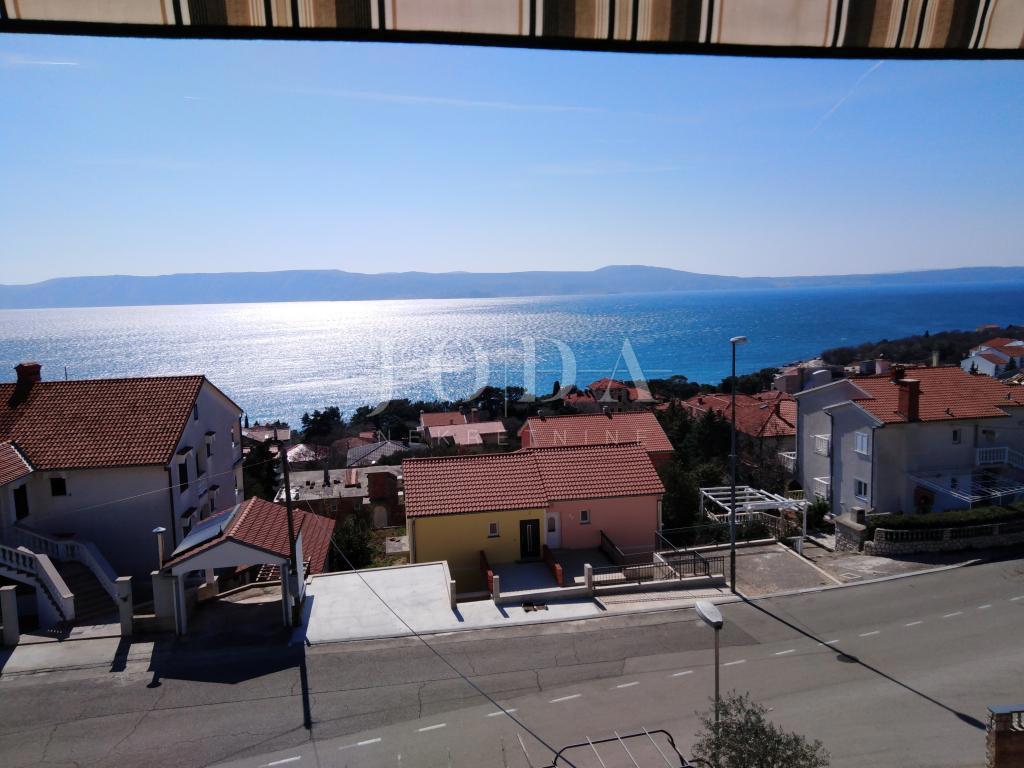 Novi Vinodolski. casa con quattro appartamenti e spazio commerciale