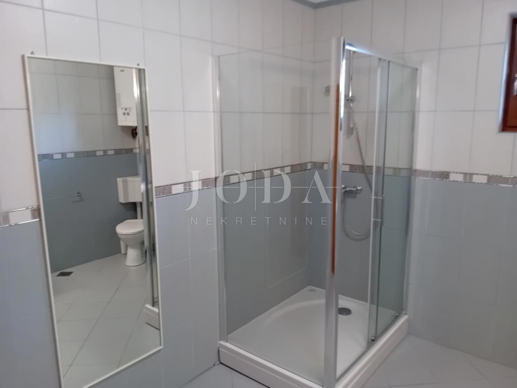 Novi Vinodolski. casa con quattro appartamenti e spazio commerciale