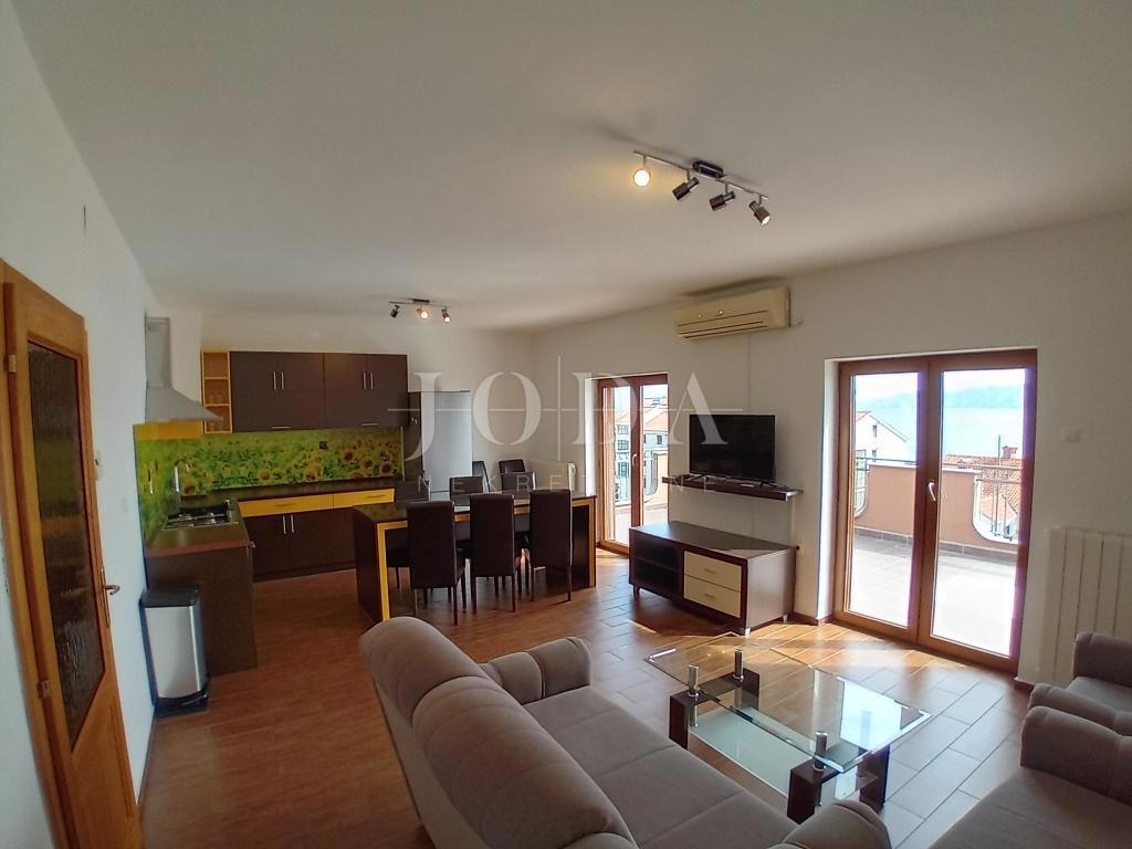 Novi Vinodolski. casa con quattro appartamenti e spazio commerciale