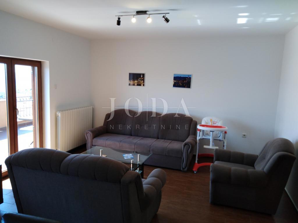 Novi Vinodolski. casa con quattro appartamenti e spazio commerciale