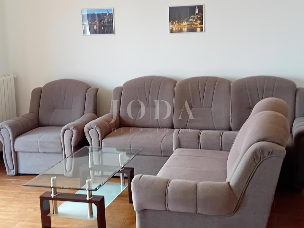 Novi Vinodolski. casa con quattro appartamenti e spazio commerciale