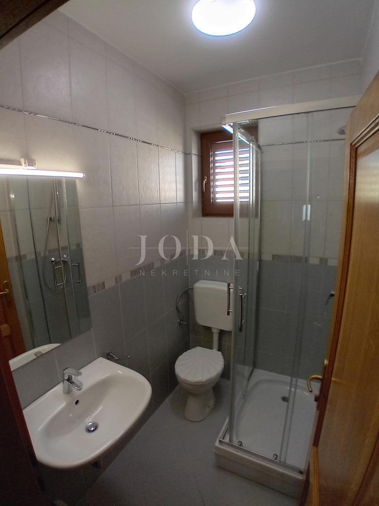 Novi Vinodolski. casa con quattro appartamenti e spazio commerciale