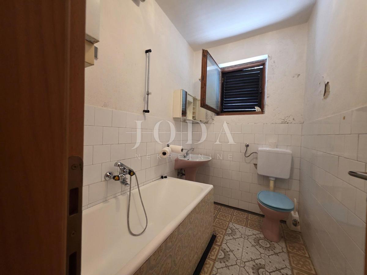 Novi Vinodolski, Smokvica Krmpotska, casa con due appartamenti