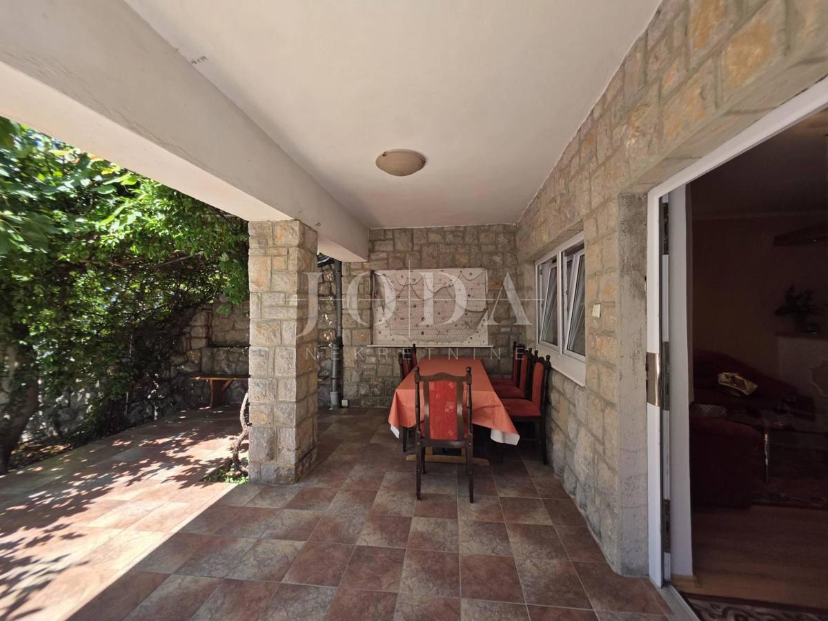 Novi Vinodolski, Smokvica Krmpotska, casa con due appartamenti