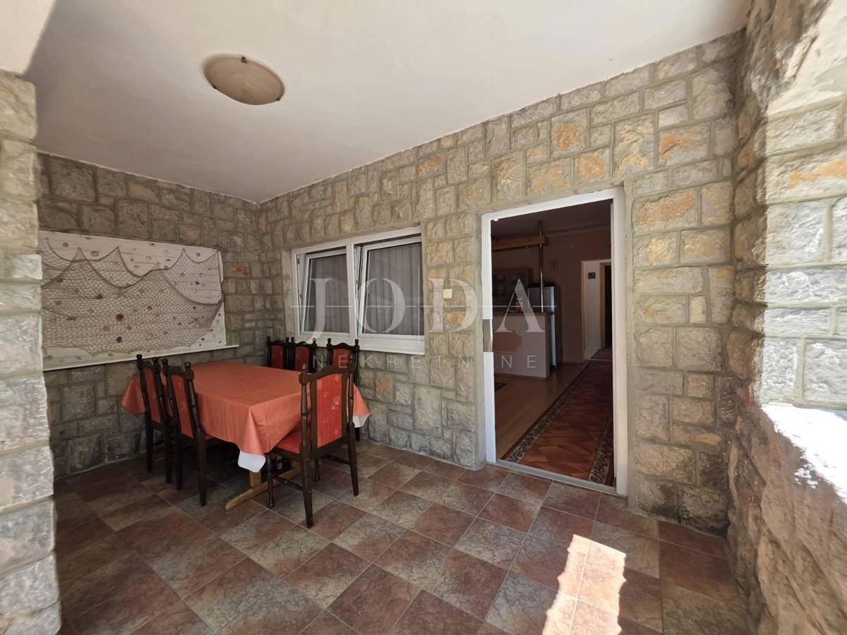 Novi Vinodolski, Smokvica Krmpotska, casa con due appartamenti