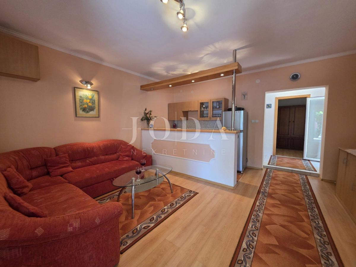 Novi Vinodolski, Smokvica Krmpotska, casa con due appartamenti