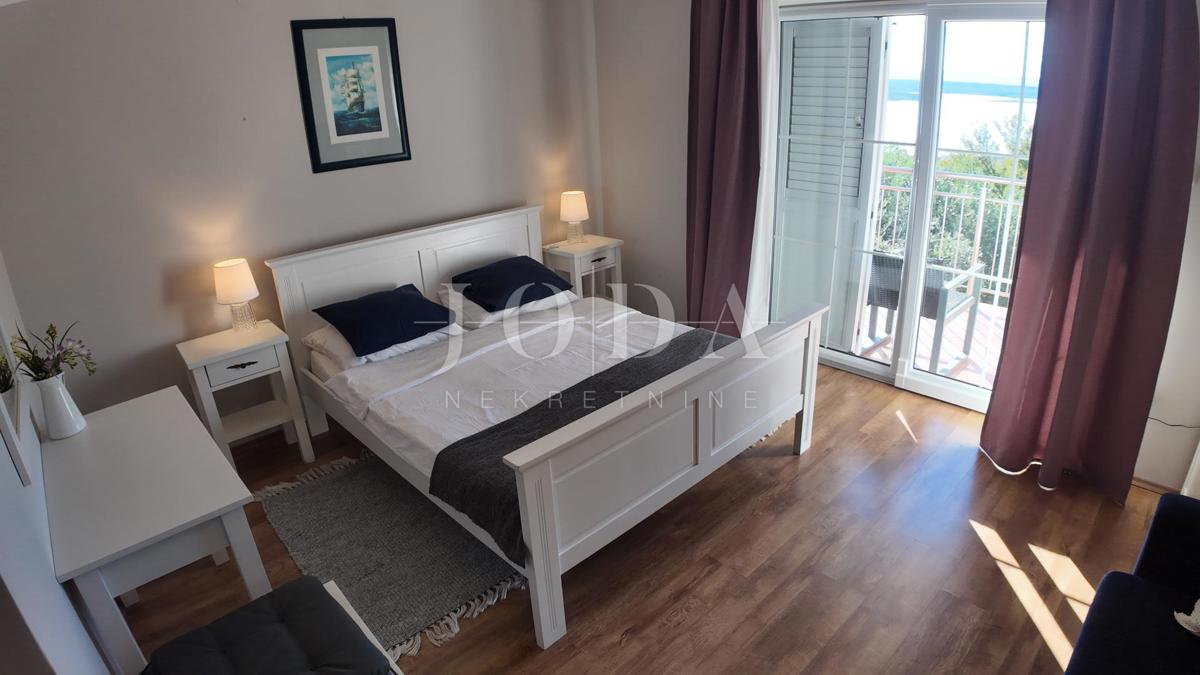 Opportunità di investimento – Casa con appartamenti e piscina a Crikvenica