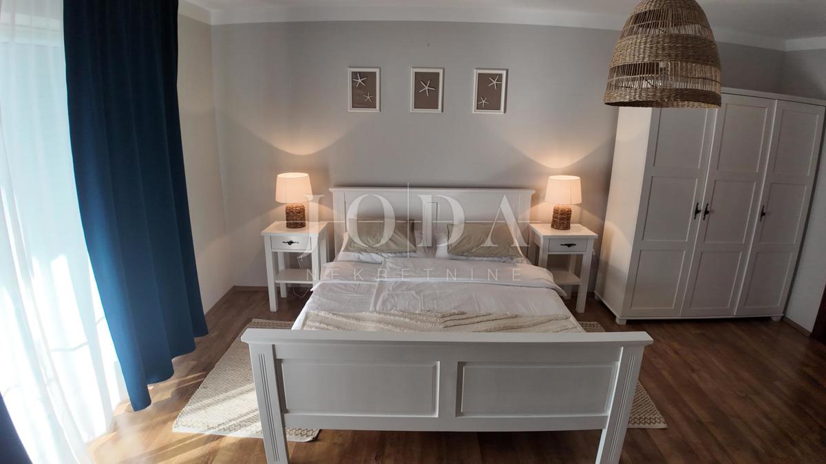 Opportunità di investimento – Casa con appartamenti e piscina a Crikvenica