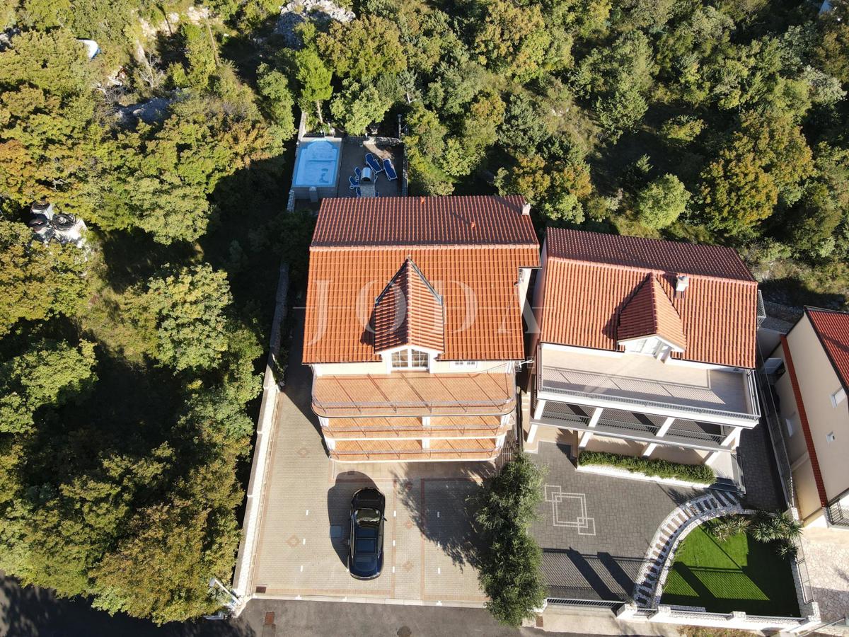 Opportunità di investimento – Casa con appartamenti e piscina a Crikvenica
