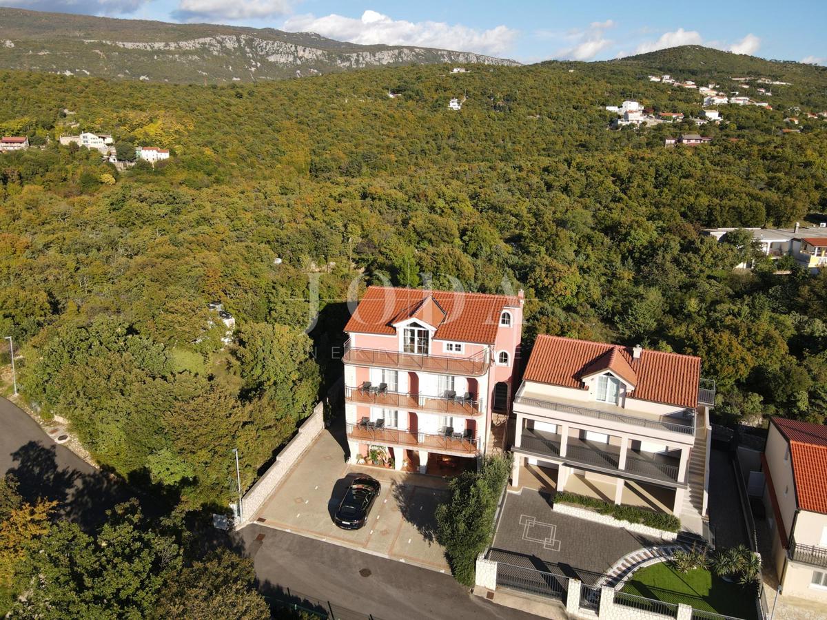 Opportunità di investimento – Casa con appartamenti e piscina a Crikvenica