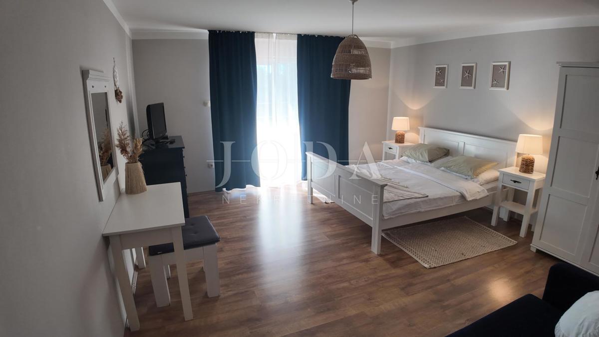 Opportunità di investimento – Casa con appartamenti e piscina a Crikvenica