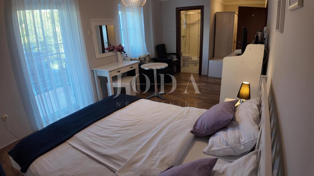 Opportunità di investimento – Casa con appartamenti e piscina a Crikvenica