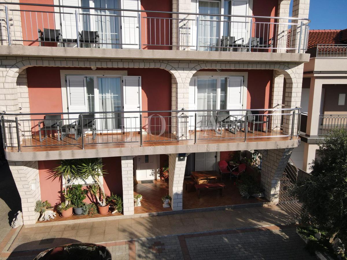 Opportunità di investimento – Casa con appartamenti e piscina a Crikvenica