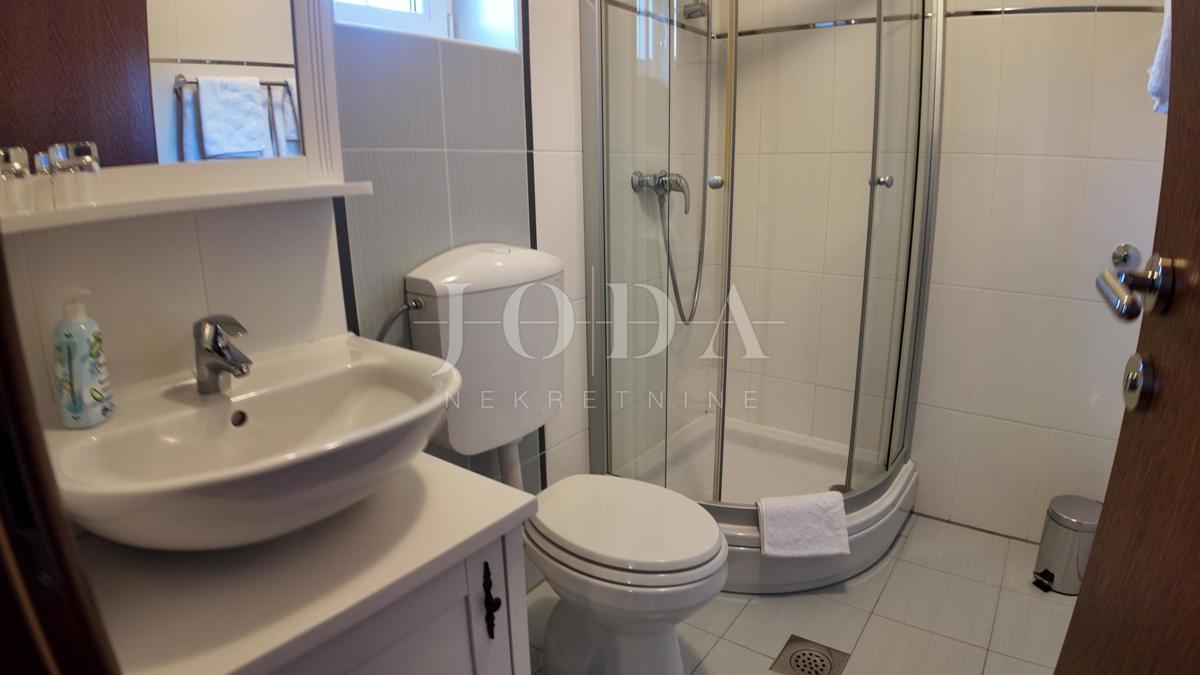 Opportunità di investimento – Casa con appartamenti e piscina a Crikvenica