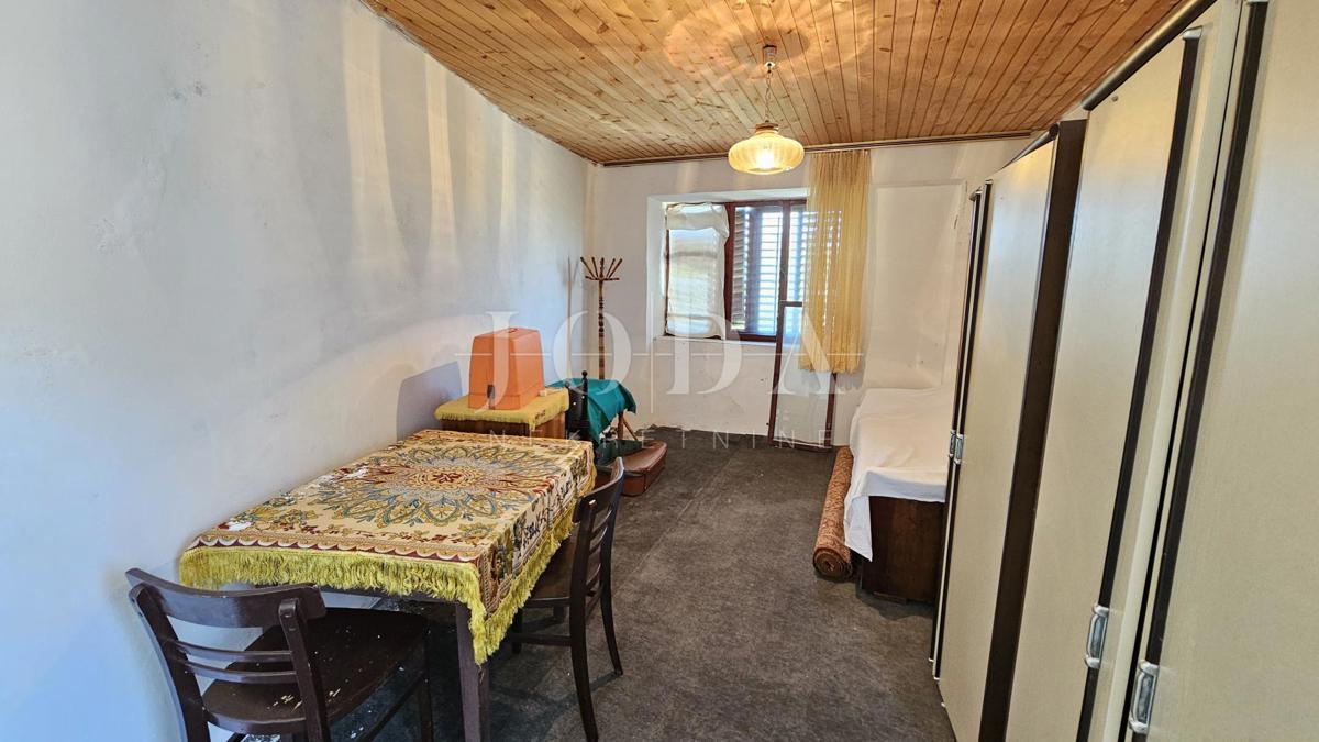 Grižane pietra antica con vista sul lago