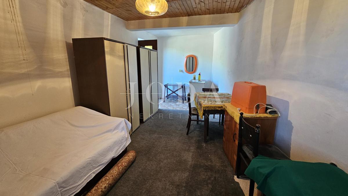 Grižane pietra antica con vista sul lago