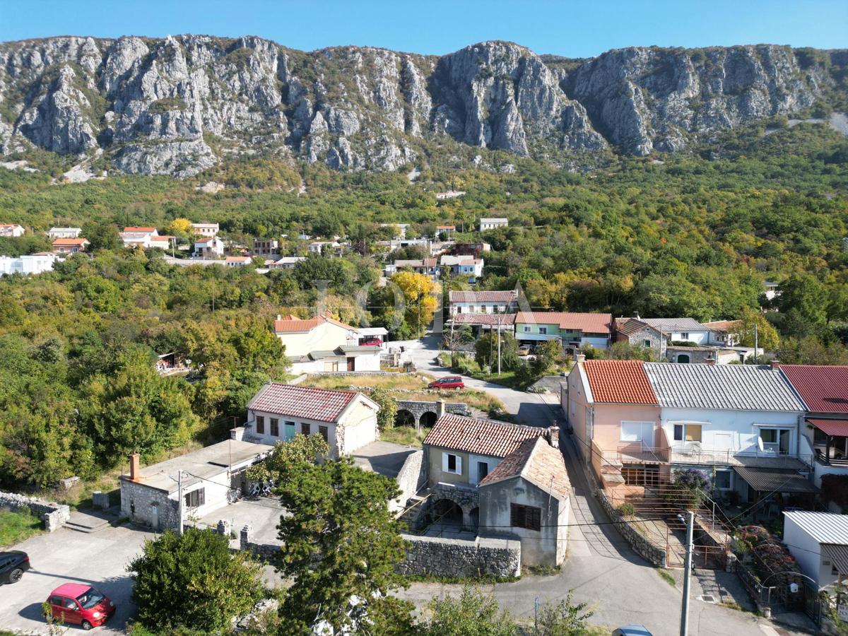 Grižane pietra antica con vista sul lago