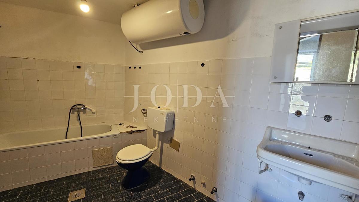 Grižane pietra antica con vista sul lago