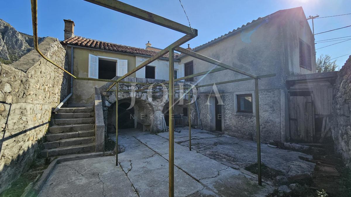 Grižane pietra antica con vista sul lago