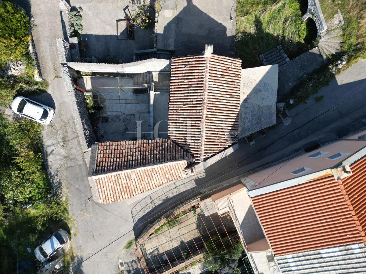 Grižane pietra antica con vista sul lago