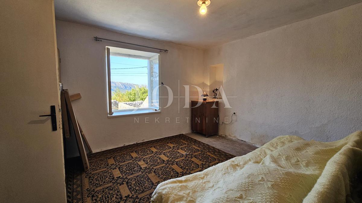 Grižane pietra antica con vista sul lago