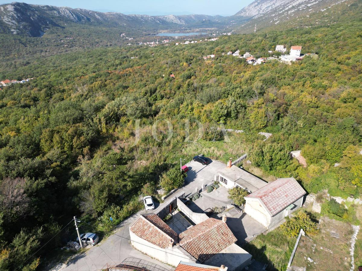 Grižane pietra antica con vista sul lago