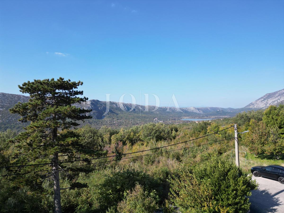 Grižane pietra antica con vista sul lago