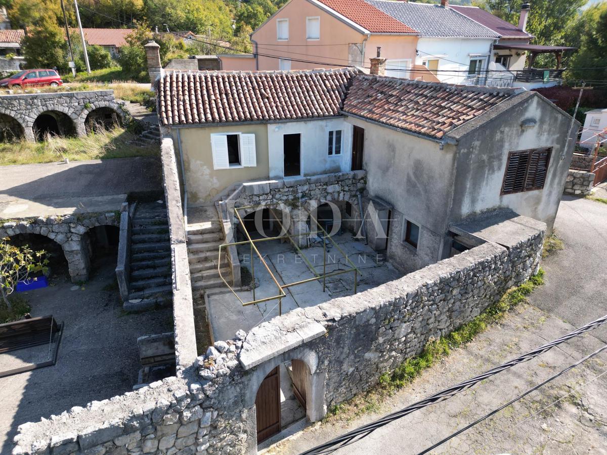 Grižane pietra antica con vista sul lago