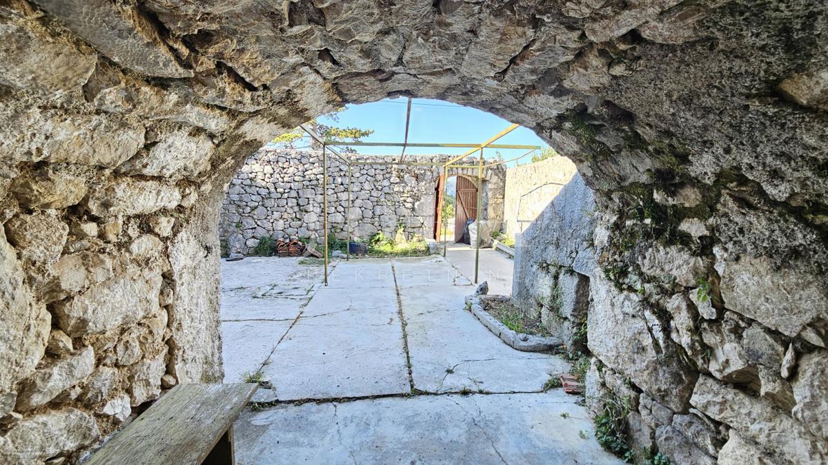 Grižane pietra antica con vista sul lago