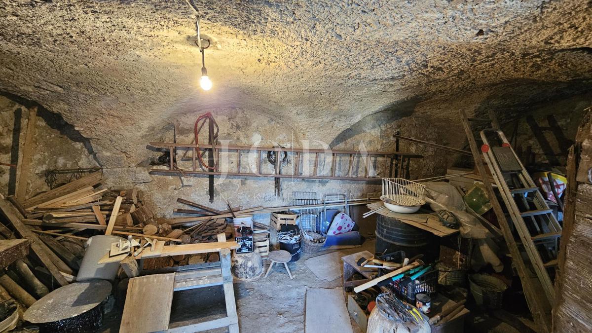 Grižane pietra antica con vista sul lago