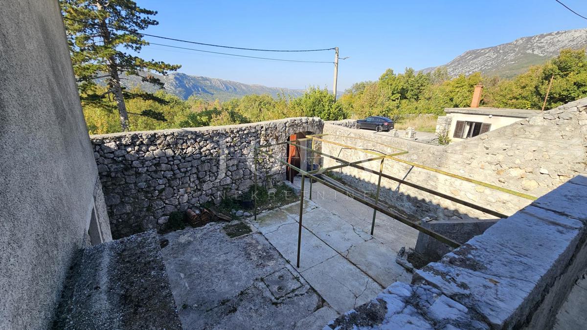 Grižane pietra antica con vista sul lago