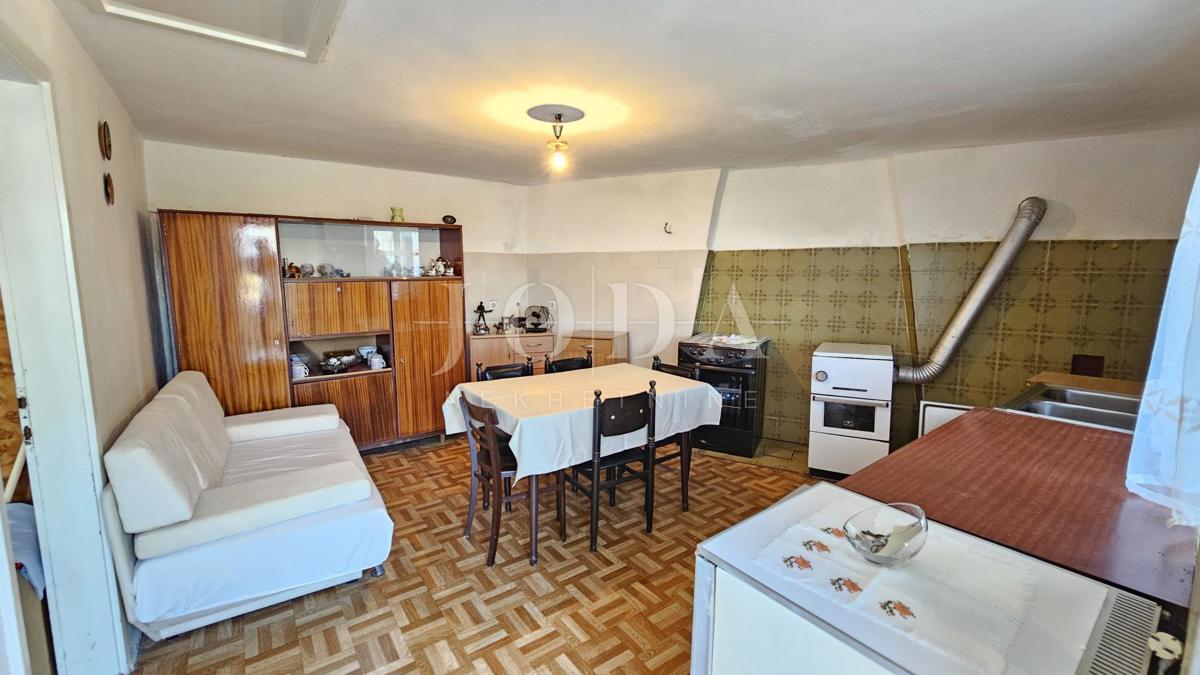 Grižane pietra antica con vista sul lago