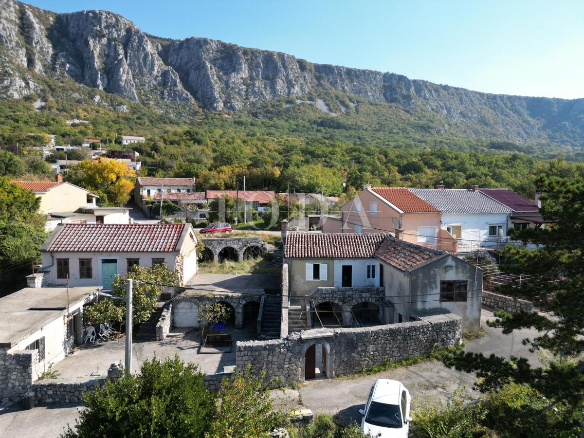 Grižane pietra antica con vista sul lago