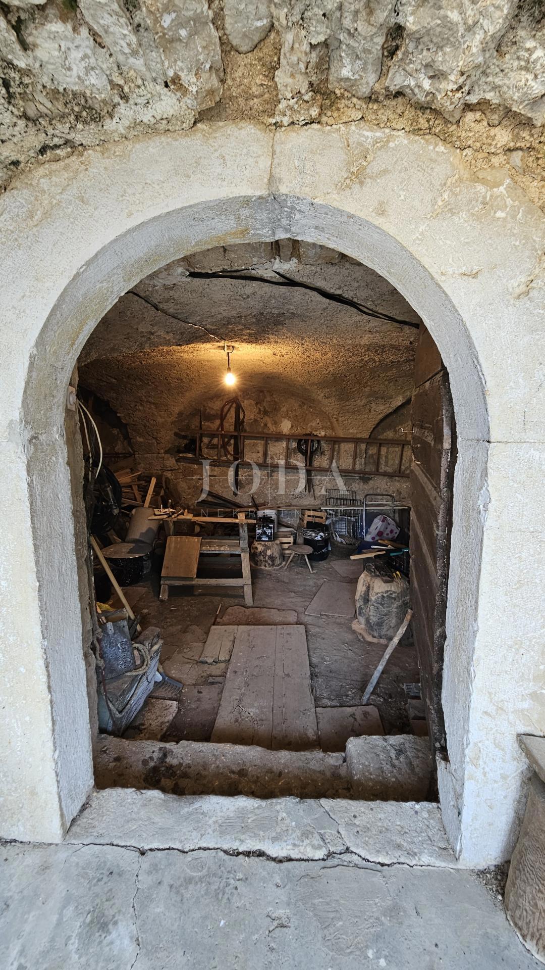 Grižane pietra antica con vista sul lago