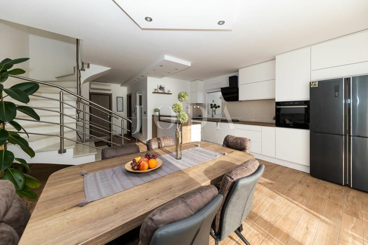 Moderno appartamento duplex con due terrazze e vista aperta sul Golfo del Quarnaro