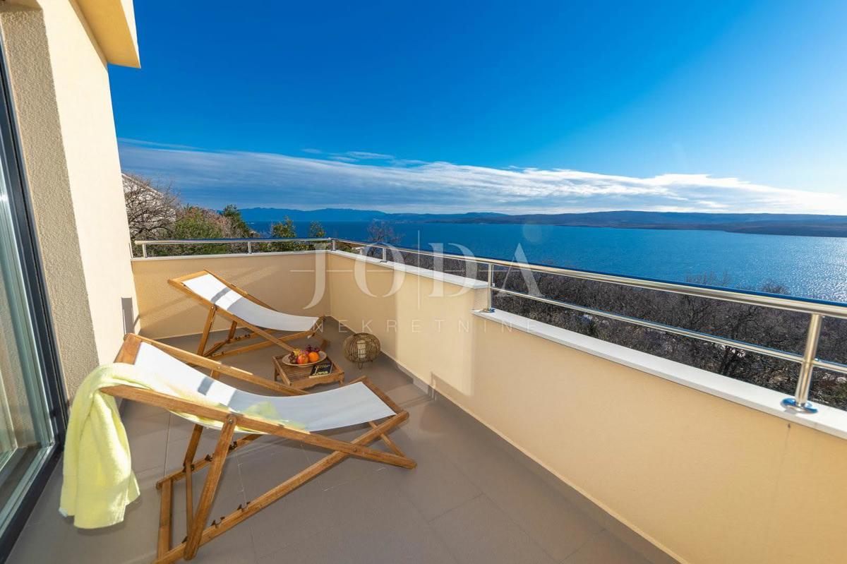 Moderno appartamento duplex con due terrazze e vista aperta sul Golfo del Quarnaro