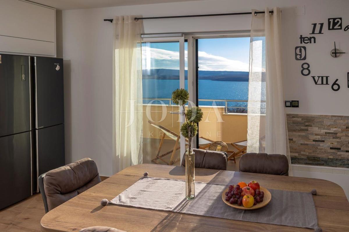 Moderno appartamento duplex con due terrazze e vista aperta sul Golfo del Quarnaro